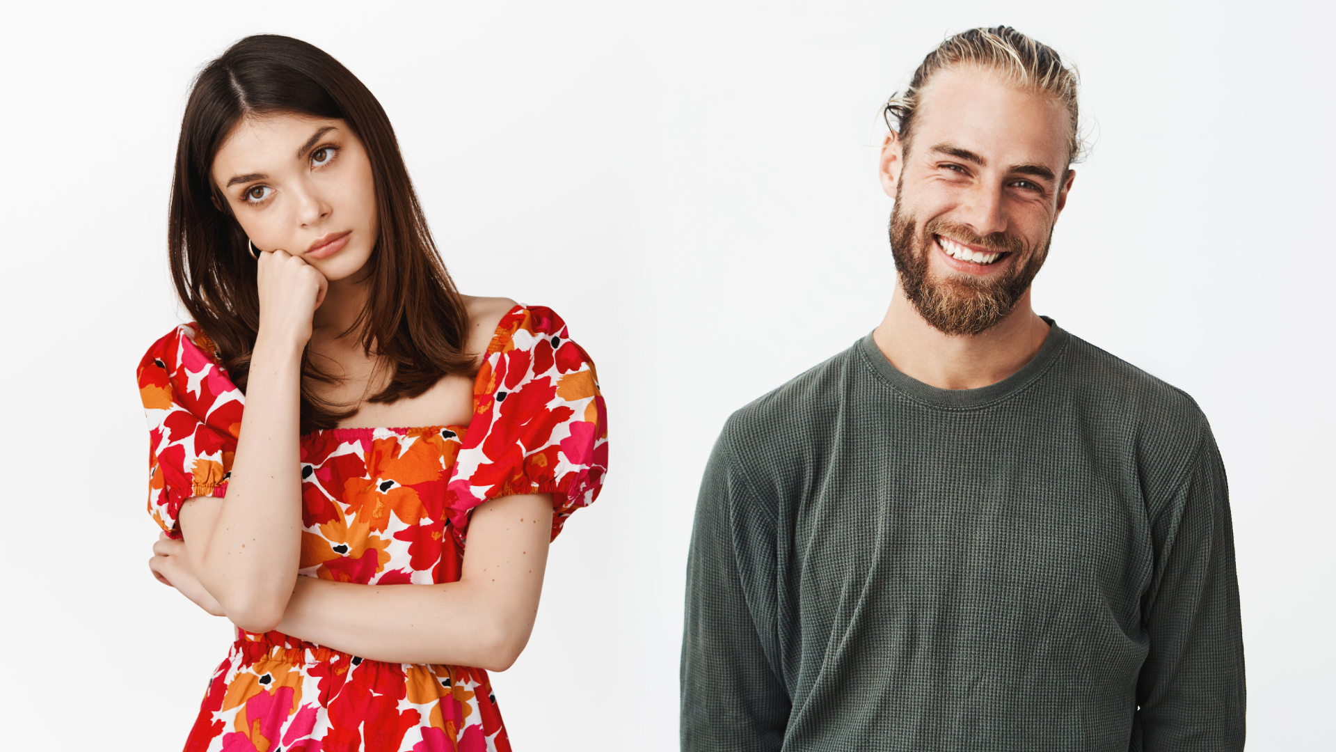 Zdjęcie przedstawia dwoje ludzi, dziewczynę i chłopaka. Po lewej stronie znajduje się smutna dziewczyna z długimi włosami, w sukience w kwiatki. Pięścią jednej ręki podpiera sobie twarz. Po prawej stronie znajduje się uśmiechnięty chłopak z brodą.