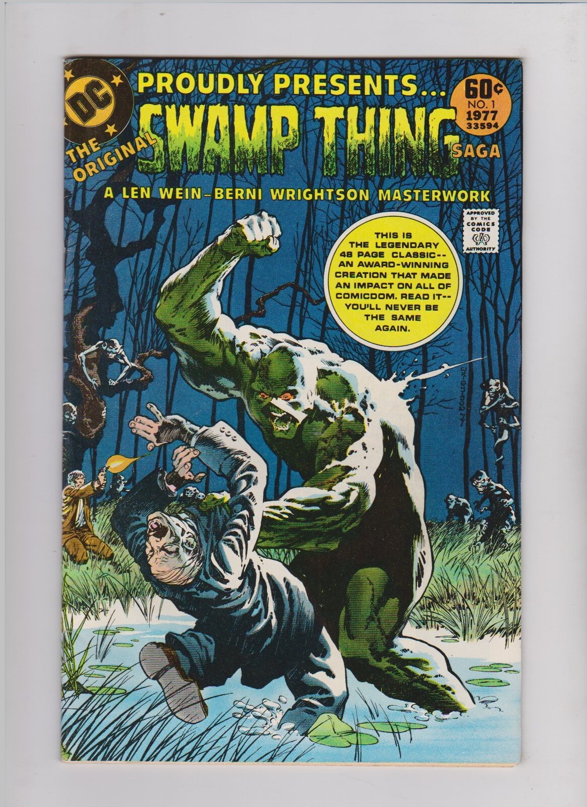 Na ilustracji w górnej części znajduje się tytuł komiksu: „Swamp Thing Saga”. W środkowej części ilustracji znajduje się zielony potwór trzymający w rękach mężczyznę którego chce uderzyć. Mężczyzna ubrany jest w niebieską koszulę oraz spodnie. Postacie znajdują się na bagnach. W tle ilustracji znajdują się ludzie strzelający do potwora oraz ciemny las.