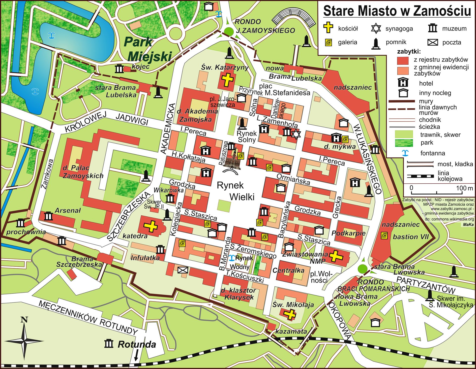 Plan Starego Miasta w Zamościu. Miasto posiada regularną siatkę przecinających się pod kątem prostym ulic. W centralnej części znajduje się rynek na planie kwadratu. Dokoła znajdują się rozbudowane mury obronne w kształcie siedmiokąta. Ulice przedstawiono za pomocą białych linii, naniesiono na nich ich nazwy. Dookoła murów obronnych tereny zielone, na północnym zachodzie Park Miejski. W prawym górnym rogu legenda. Napis: Stare Miasto w Zamościu. Poniżej opisane sygnatury dla kościołów, synagog, muzeów, galerii, pomników, oddziałów pocztowych hoteli, innych miejsc noclegowych, fontann. Kolorem czerwonym oznaczono zabytki z rejestru zabytków, pomarańczowym pochodzące z gminnej ewidencji zabytków. Aktualne mury oznaczono brązową linią ciągłą, dawne mury linią przerywaną. Odpowiednimi liniami na mapie oznaczono również chodniki, ścieżki, mosty i linie kolejowe.