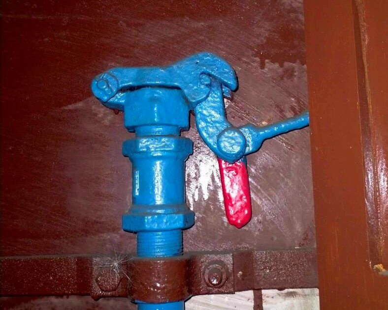 Zdjęcie pokazuje klapę Ackermana. Znajduje się ona za małymi drzwiczkami w ścianie wagonu, obok hamulca bezpieczeństwa. Ma postać klapki zakrywającej otwarty koniec rury. Z jednej strony klapki jest zawias, z drugiej dźwignia. Po pociągnięciu za hamulec bezpieczeństwa, dźwignia unosi klapę, co powoduje zmianę ciśnienia w układzie hamulcowym i uruchamia hamowanie wagonu.