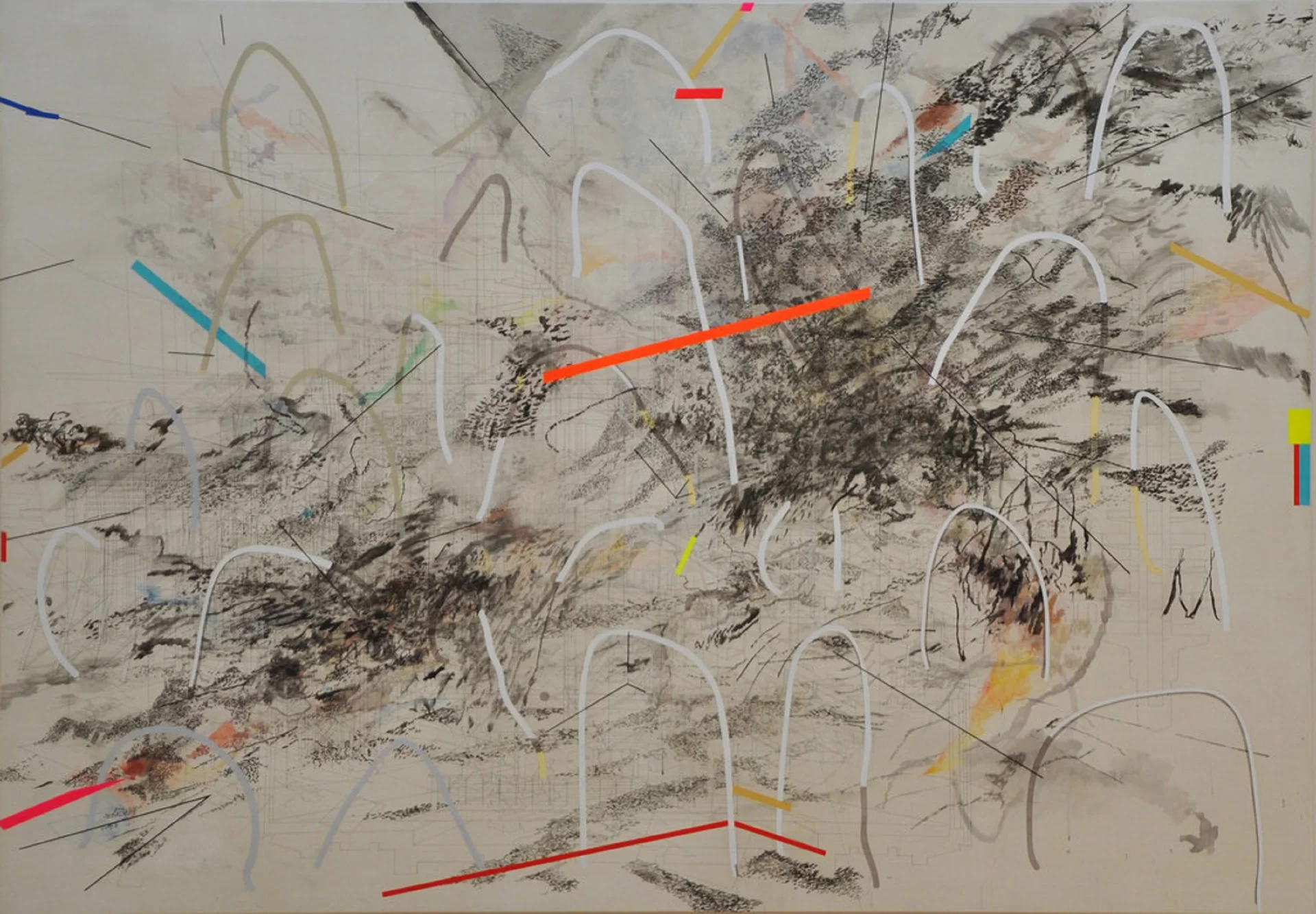 Ilustracja przedstawia obraz Julie Mehretu „Pół się unosi a pół opada”. Ukazuje abstrakcję. Na beżowym tle z delikatnymi, cienkimi kreskami, znajdują się czarne, nieregularne plamy, narysowane prawdopodobnie węglem. Na nich narysowane są białe łuki oraz proste linie w kolorach: czerwonym, pomarańczowym, niebieskim. Obraz jest chaotyczny.
