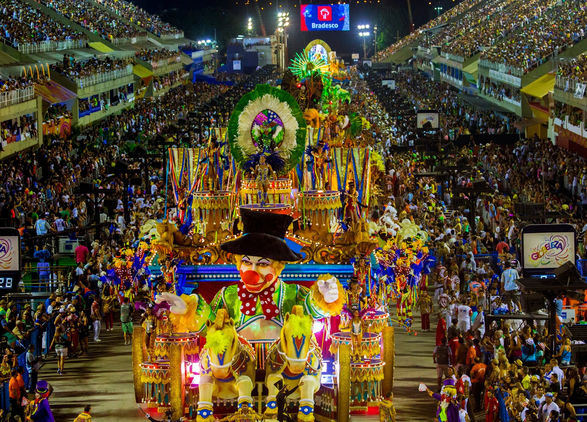 Zdjęcie przedstawia paradę idącą ulicami miasta. 