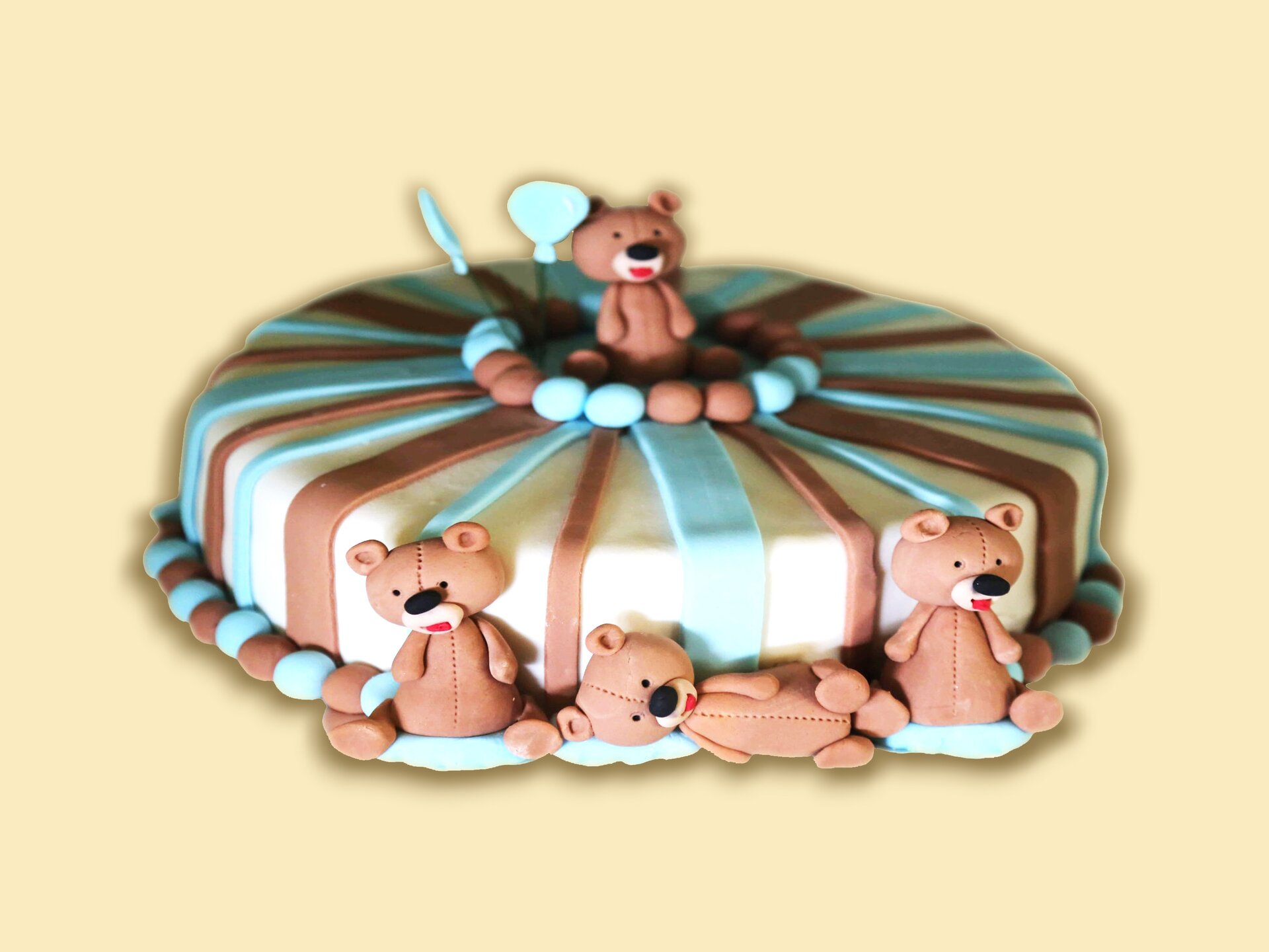 Tort urodzinowy dla dziecka, dekorowany figurkami misia.