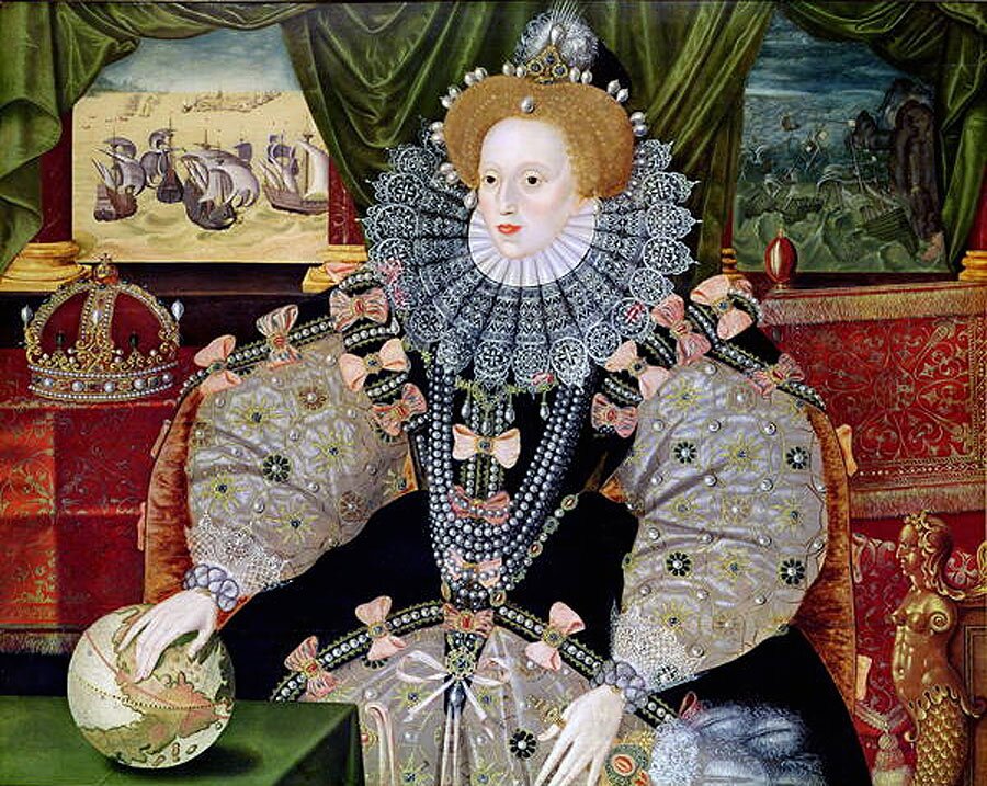 Portret z armadą. Tzw. Portret z armadą. Elżbieta w stroju koronacyjnym. W tle widać armadę hiszpańską i jej zagładę. Autorem był malarz angielski George Gower (1540-1596). Źródło: George Gower, Portret z armadą., ok. 1588, olej na drewnie, domena publiczna.