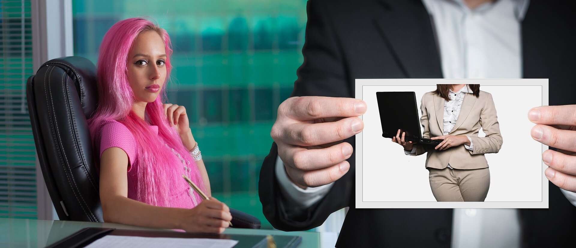 Na pierwszym planie widoczna jest osoba w garniturze. Trzyma fotografię przedstawiającą elegancko ubraną kobietę, trzymającą laptopa. Kobieta na zdjęciu ubrana jest w stonowane kolory. Na drugim planie ilustracji widoczna jest dziewczyna siedząca przy biurku. Ma różowe włosy i różową, nieformalną bluzkę. 