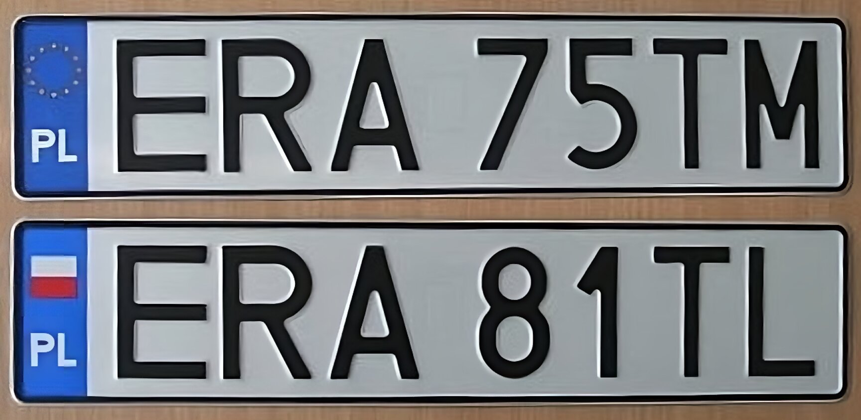 Na zdjęciu przedstawiono tablice rejestracyjne.
Górna tablica rejestracyjna przedstawiona na zdjęciu jest w postaci prostokąta z białym tłem. W lewej części tablicy rejestracyjnej jest niebieski fragment, na którym jest umieszczony symbol Unii Europejskiej składający się z 12 pięcioramiennych gwiazdek barwy żółtej, ułożonych na obwodzie okręgu na lazurowym tle. Poniżej znajduje się znak z literami "PL" barwy białej. Na tablicy jest napis: ERA 75 TM w kolorze czarnym.  
Dolna  tablica rejestracyjna przedstawiona na zdjęciu jest w postaci prostokąta z białym tłem. W  lewej części tablicy rejestracyjnej na niebieskim tle umieszczono biało‑czerwony kwadrat symbolizujący polską flagę. Poniżej umieszczono znak z literami "PL" barwy białej. Na tablicy znajduje się napis: ERA 81 TL w kolorze czarnym. 