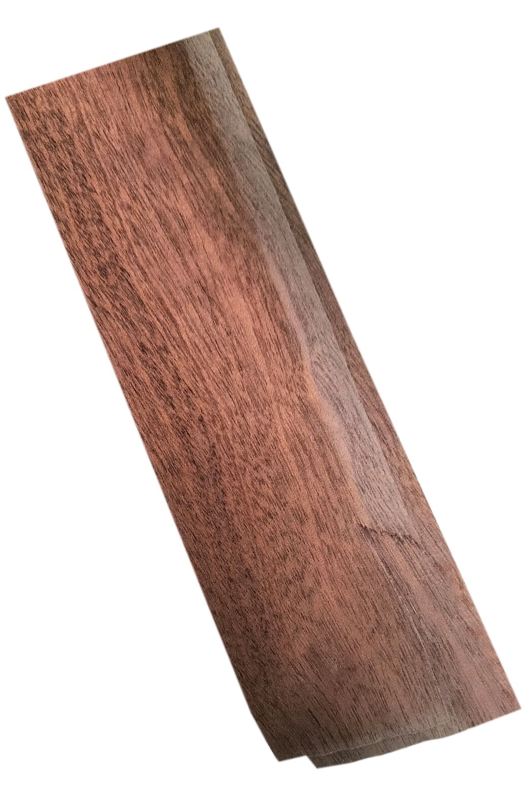 Zdjęcie przedstawia okleinę mahoniową stosowaną do oklejania obudów pianin i fortepianów. Widoczna jest prostokątna okleina w kolorze ciemnobrązowym z bardzo ciemnymi brązowymi słojami na powierzchni.