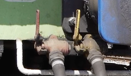 Zdjęcie przedstawia kurek końcowy. Widoczne są dwie rury zakończone uchwytami - kurkami.