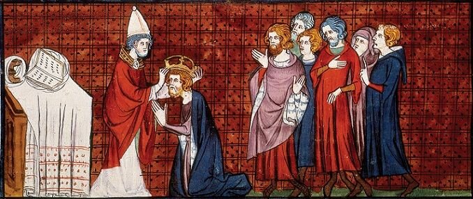 Ilustracja przedstawia cesarską koronację Karola Wielkiego w 800 r. Aktu koronacji dokonuje papież, który nakłada koronę cesarską na głowę pochylonego Karola. Władca ma ręce złożone jak do modlitwy. Za nim stoją obserwujący koronację dostojnicy. 