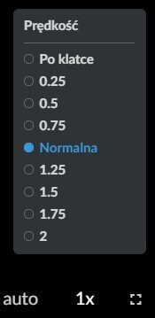Grafika przedstawia widok opcji zmiany prędkości odtwarzania filmu. W czarny kwadrat, w górnej części wpisany jest szary prostokąt, w którym znajdują się napis z białych liter "Prędkość", poniżej którego znajdują się cztery szare okręgi, na prawo od których są napisy "Po klatce", "0.25", "0.5", "0.75" z białych liter. Poniżej niebieskie kółko , na prawo od którego znajduje się napis "Normalna" z niebieskich liter. Poniżej widoczne są cztery szare okręgi , na prawo od których znajdują się napisy "1.25", "1.5", "1.75", "2" z białych liter. W dolnym polu czarnego kwadratu znajduje się od prawej napis "auto", "1x" i ikona trybu pełnoekranowego.