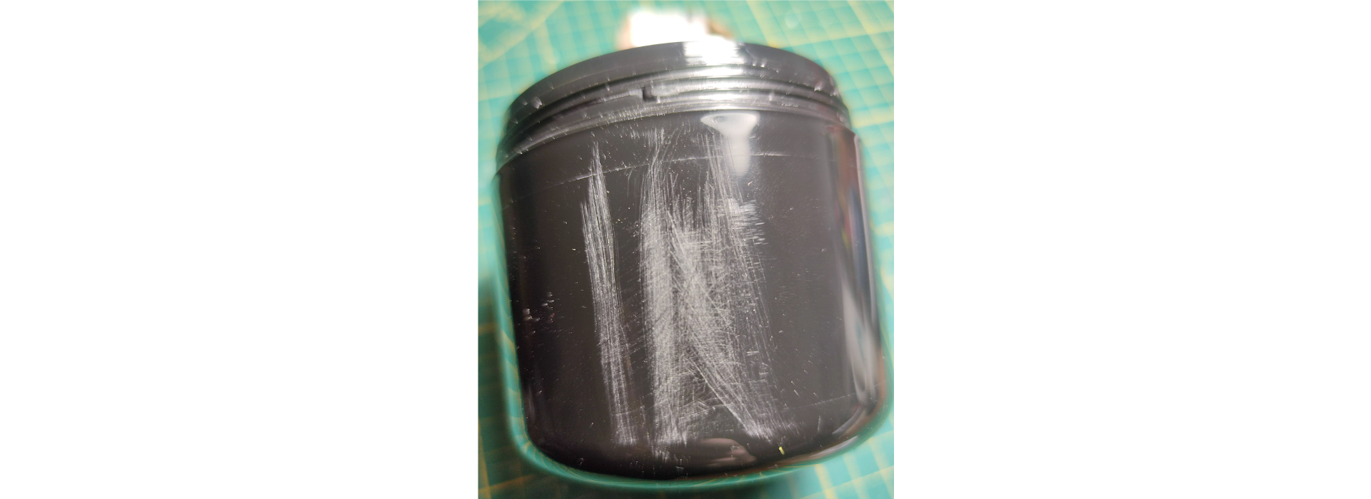 Zdjęcie 21. Plastikowe pudełko ze śladem po papierze ściernym P180.