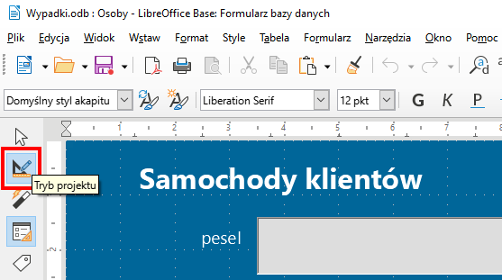 Zrzut ekranu przedstawia program LibreOffice Base.  Na samej górze znajduje się pasek narzędzi.  Po lewej stronie znajduje się zaznaczono czerwonym prostokątem ikona zawierająca, linijkę, ekierkę i długopis.  Po najechaniu na ta ikonę kursorem myszy pojawiła się informacja w bloku obok o treści: Tryb projektu.  Po prawej stronie znajduje się część formularza o tytule: Samochody klientów. 