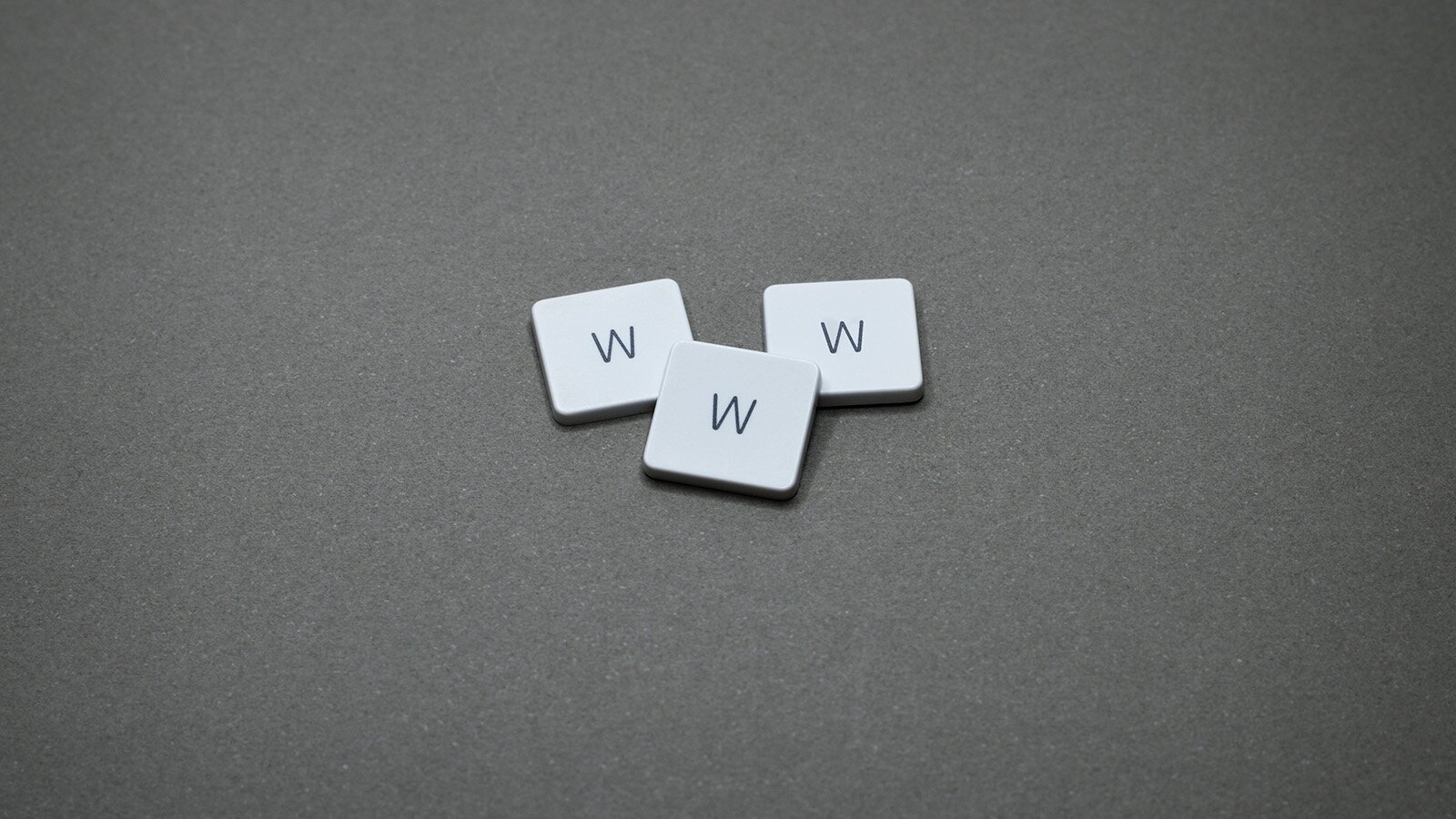 Zdjęcie przedstawia trzy klawisze od komputera , na wszystkich jest litera W.