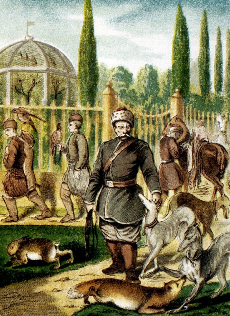 Kliknij żeby powiększyć Ilustracja przedstawia scenę po polowaniu, rozgrywa się ona przed dworem. Widać tylko jego ogrodzenie i szklaną oranżerię. Kilku szlachciców krząta się przed ogrodzeniem, jeden wyprzęga konia, inny niesie upolowanego zająca, jeszcze inny prowadzi psy myśliwskie. Wszyscy noszą brązowe kurtki do polowań, kołpaki na głowie i buty z cholewami. Na pierwszym planie stoi szlachcic na piaszczystej alei. Na głowie ma czerwony kołpak obszyty futrem, wyróżniają go siwe wąsy. Jest ubrany w brązowy kontusz, spięty brązowym paskiem i jasne spodnie wpuszczone w baczmagi. Przepasany jest brązowym pasem. Głaszcze szarego, myśliwskiego psa. Przed nim na trawie szary piesa bawi się z rudym lisem. Po jego lewej stronie, na trawie kica zając. Za nim mężczyzna zdejmuje siodło z brązowego konia. Jest odwrócony tyłem do widza. W tle znajduje się złote ogrodzenie, za nim rosną wysmukłe, zielone drzewa. Po lewej stronie stoi sześciokątna oranżeria ze szkła.