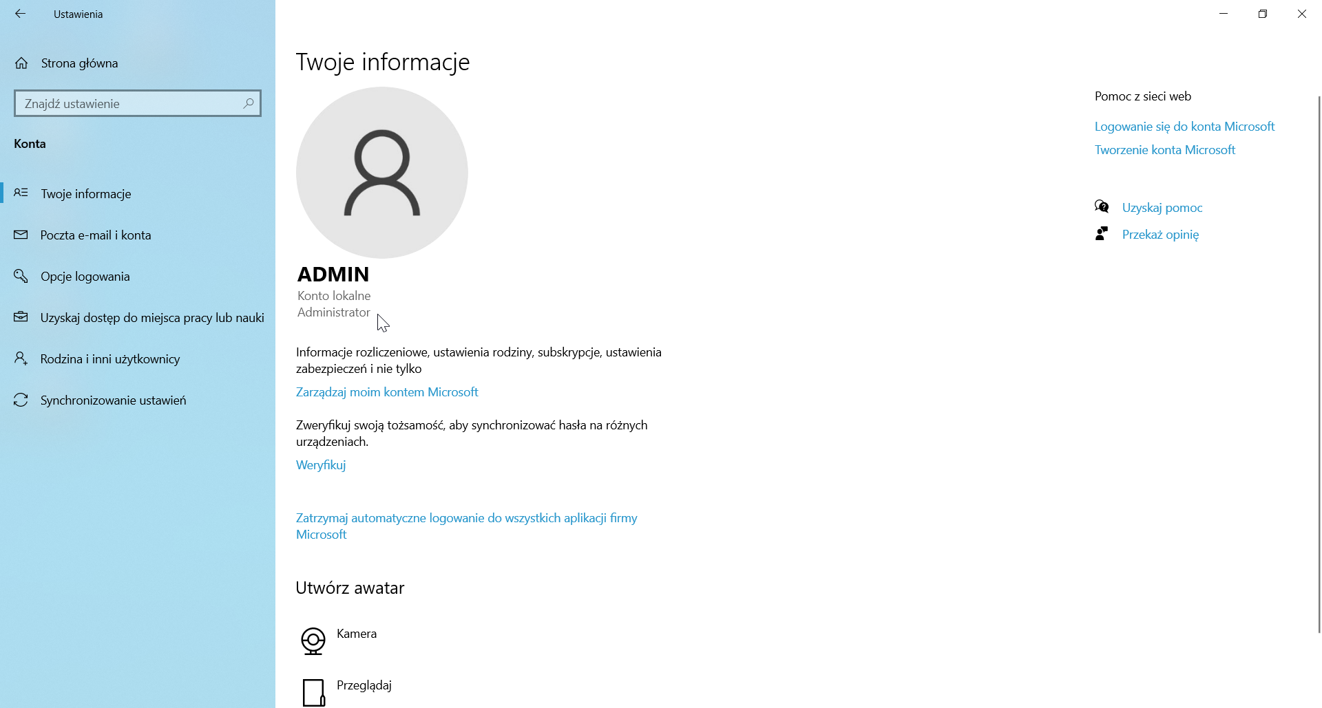 Ilustracja przedstawia okno "Ustawienia" w systemie operacyjnym Windows 10 z zakładkami "Konta". Po lewej w panelu dostępny jest pasek wyszukiwania oraz zakładki "Strona główna", "Twoje informacje", "Poczta e‑mail i konta", "Opcje logowania", "Uzyskaj dostęp do miejsca pracy lub nauki", "Rodzina i inni użytkownicy", "Synchronizowanie ustawień". Otwarta jest zakładka "Twoje informacje". Wyświetlony jest awatar użytkownika Admin, konta lokalnego administratora - prosty symbol osoby na szarym tle. Poniżej znajduje się odnośnik do informacji rozliczeniowych, ustawień rodziny, subskrypcji, ustawień zabezpieczeń i nie tylko oraz odnośnik do weryfikacji tożsamości w celu zsynchronizowania hasła na różnych urządzeniach. Jeszcze niżej dostępny jest odnośnik do zatrzymania automatycznego logowania do wszystkich aplikacji firmy Microsoft oraz sekcja "Utwórz swój awatar" z pozycjami od góry: "Kamera", "Przeglądaj". Po prawej znajduje się pomoc z sieci web "Logowanie się do konta Microsoft", "Tworzenie konta Microsoft" oraz "Uzyskaj pomoc" i "Przekaż opinię".
