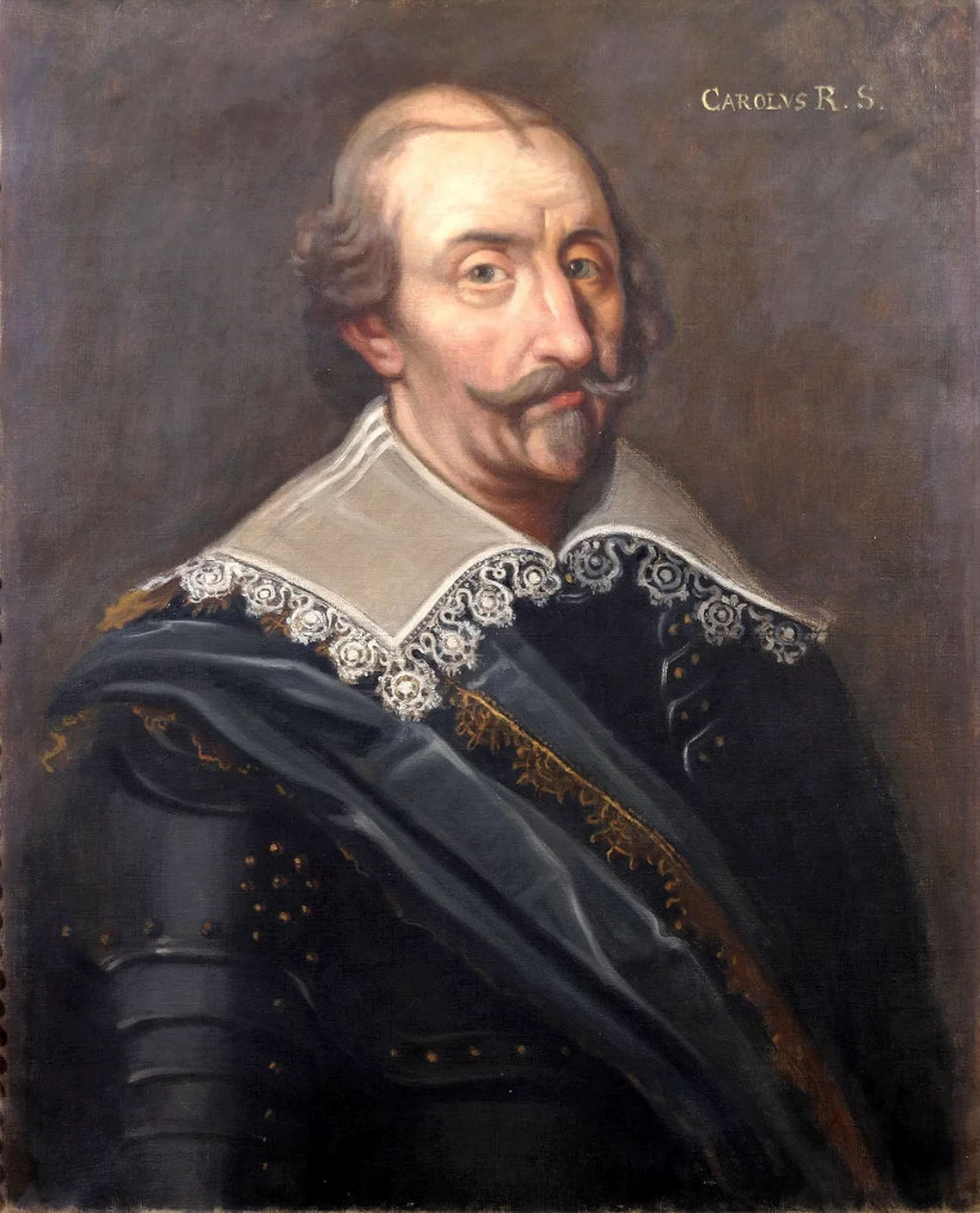 Kliknij, aby powiększyć. Obraz przedstawiający portret mężczyzny w starszym wieku. Na głowie ma widoczne zakola. Ma podkręcone wąsy oraz krótką brodę. Ubrany w zbroję, która przykryta jest narzutą i ozdobionym koronką dużym kołnierzem.