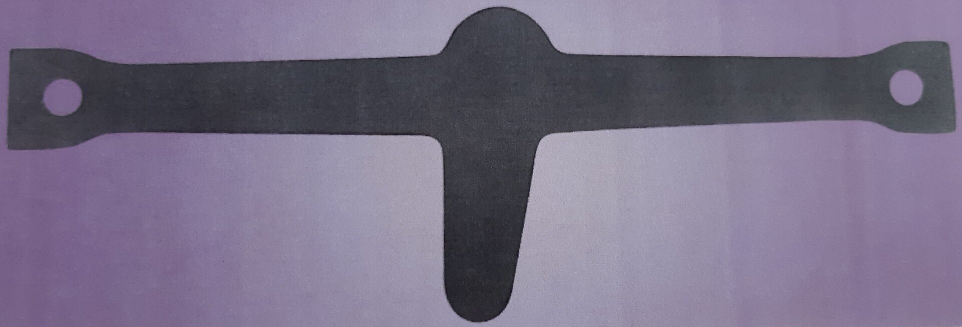 Zdjęcie przedstawia rozłożone na płasko strzemię do buta, które jest połączone ze wzmocnieniem metalowym.