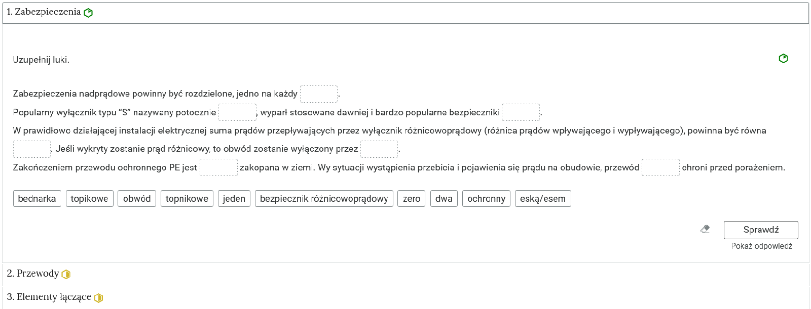 Zdjęcie przedstawia widok listy zadań. Pierwsze zadanie ma rozwiniętą zakładkę, więc możemy zobaczyć jego treść. Pod nazwą zakładki znajduje się polecenie. Pod poleceniem widać treść zadania, ćwiczenie polega na uzupełnieniu ukazanej treści o brakujące jej części znajdujące się pod tekstem. Na dole planszy z rozwiniętym zadaniem widnieje przycisk: Sprawdź, a niżej opcja: Pokaż odpowiedź.