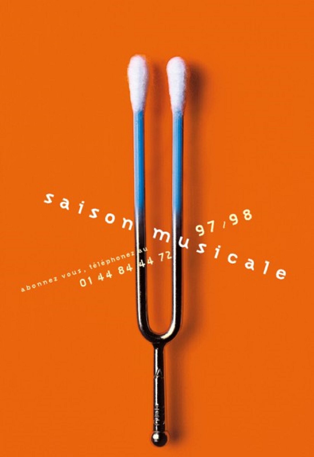 Ilustracja przedstawia plakat promujący festiwal muzyczny „XXVI  Festival Castell de Peralada ”, autorstwa Michała Batorego. W centrum zamkniętej kompozycji, na pomarańczowym tle ukazany został kamerton, którego widełki zakończone są dwoma niebieskimi patyczkami higienicznymi o białych, bawełnianych końcówkach. Przyrząd przekreślony jest krzyżującymi się w centrum kompozycji, białymi napisami.