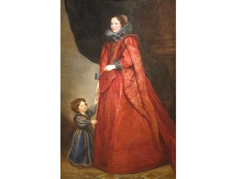 Obraz przedstawia kobietę i dziecko. Stoją na tle kolumny i zasłony. Kobieta ma na sobie strojną czerwoną suknię i patrzy w kierunku widza. Dziecko patrzy na kobietę, ubrane jest w niebieską sukienkę.