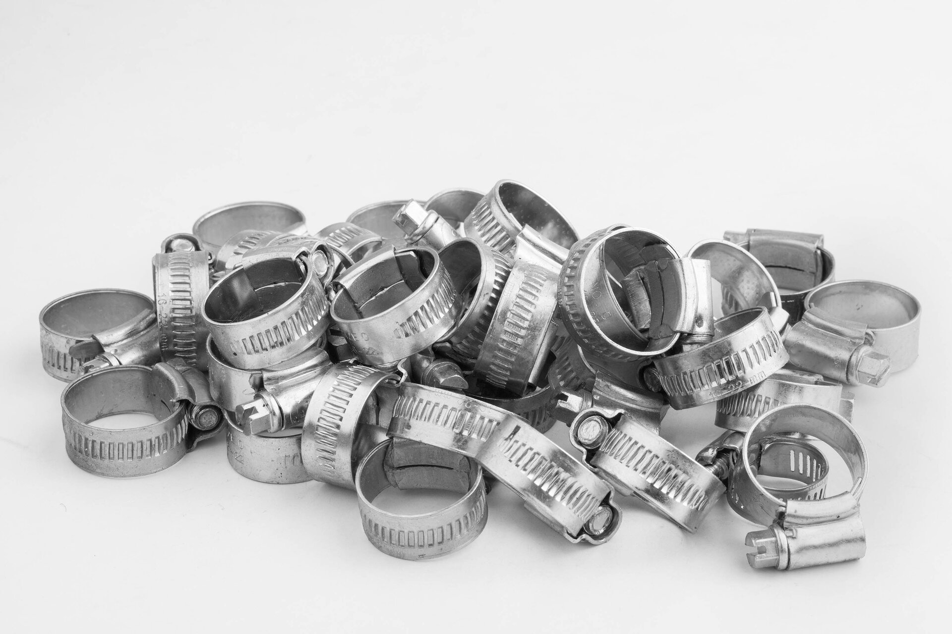 Na zdjęciu przedstawiono metalowe zaciski używane do łączenia rur. 