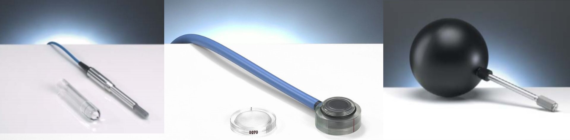 Rys. 2. przedstawia trzy zdjęcia różnych komór jonizacyjnych. Wszystkie trzy są na szarym tle, na drugim planie grafitowe tło. Od lewej: komora Farmera – w postaci trzystopniowego metalowego walca o bardzo małym przekroju poprzecznym, od którego odchodzi przewód elektryczny w kolorze niebieskim; obok leży nakładka ochronna z tworzywa sztucznego; komora Marcusa – w postaci metalowego krążka przypominającego stetoskop lekarski; obok leży nakładka ochronna z tworzywa sztucznego; komora sferyczna – w postaci czarnej kuli osadzonej na pręcie z tworzywa sztucznego.