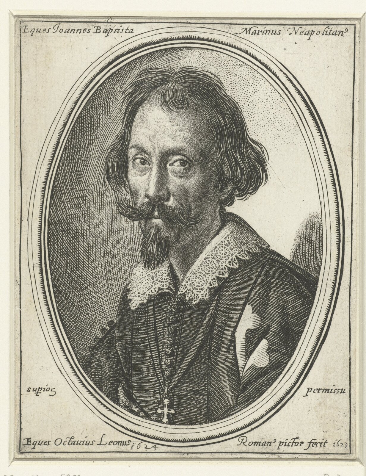 Czarno‑biały rysunek przedstawia postać starszego mężczyzny. Mężczyzna ma przerzedzone włosy opadające za uszy, wysokie czoło, wąs i bródkę. Ubrany jest w zapinaną szatę z białym, ażurowym kołnierzem. Na piersiach ma zawieszony krzyż. Na górze oraz na dole rysunku napisy w języku łacińskim.