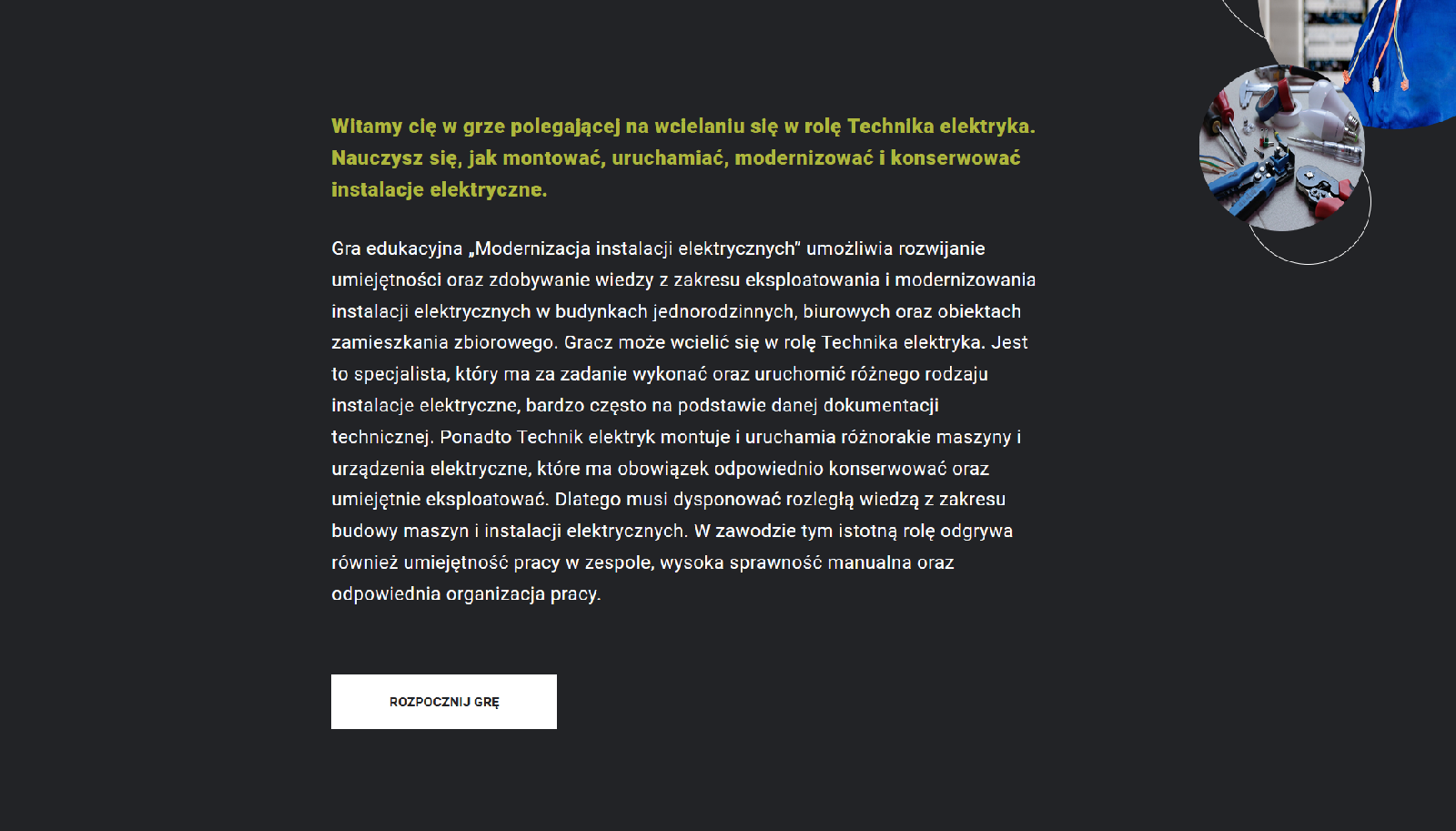 Grafika przedstawia widok pola gry. Na  ekranie widać wstęp do gry. Niżej znajduje się przycisk z napisem: Rozpocznij grę. Na planszy widnieją również dwa małe zdjęcia w okrągłych ramkach: pierwsze przedstawia narzędzia między innymi śrubokręty, drugie: biegnące od instalacji kable.