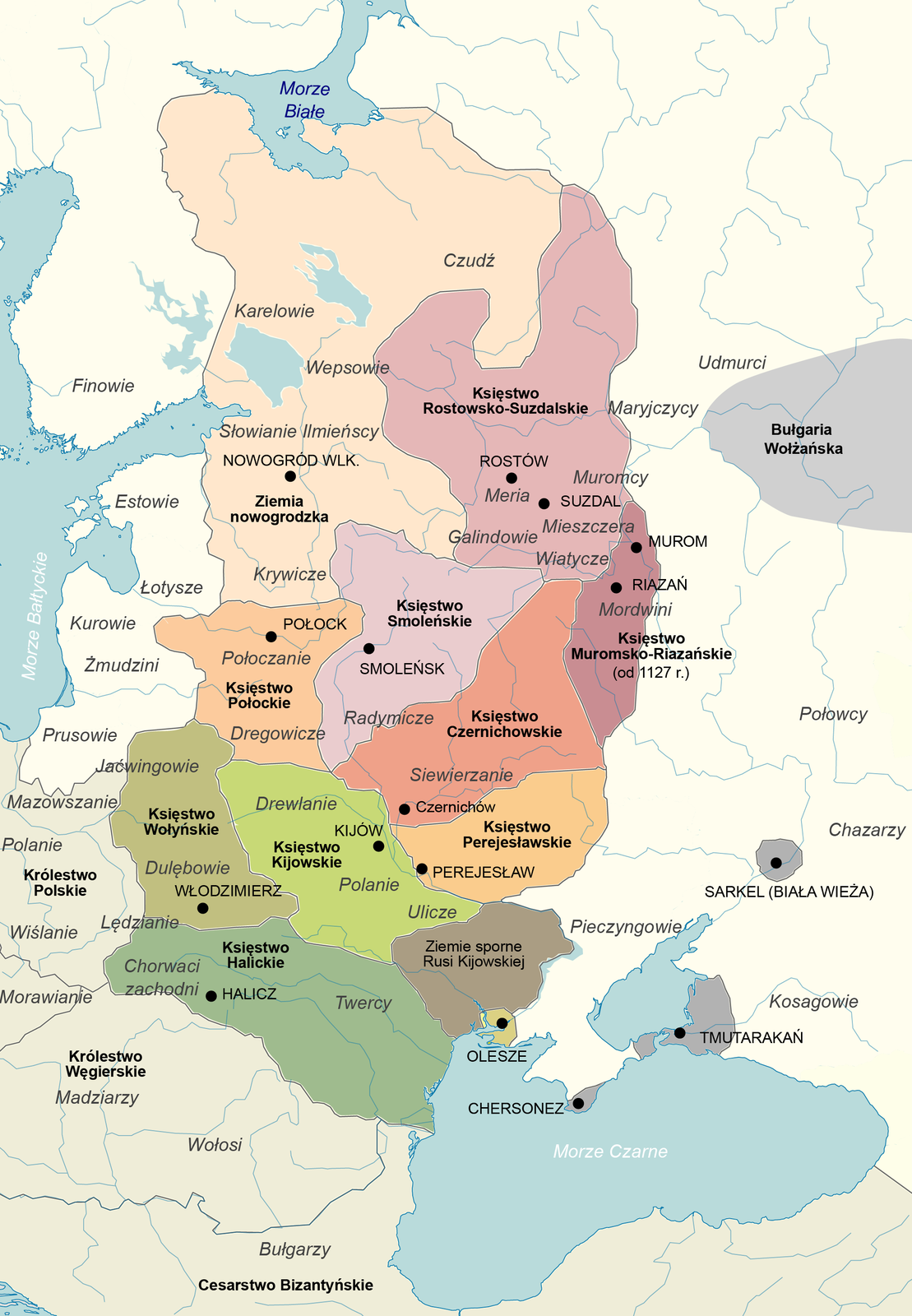 Mapa przedstawia wschodnią Europę. Ukazuje księstwa: Księstwo Nowogrodu, Ruś Włodzimiersko‑Suzdalską, Księstwo Murom‑Riazań, Księstwo Czernihowskie, Księstwo Smoleńskie, Księstwo Połockie, Księstwo Wołyńskie, Księstwo Kijowskie, Księstwo Halickie i Księstwo Perejasławskie. 