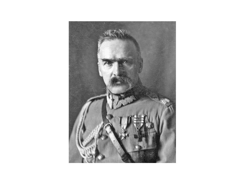 Obraz jest portretem Józefa Piłsudskiego w czarno-bieli. Marszałek patrzy wprost przed siebie, na mundurze ma umieszczone dwa krzyże.