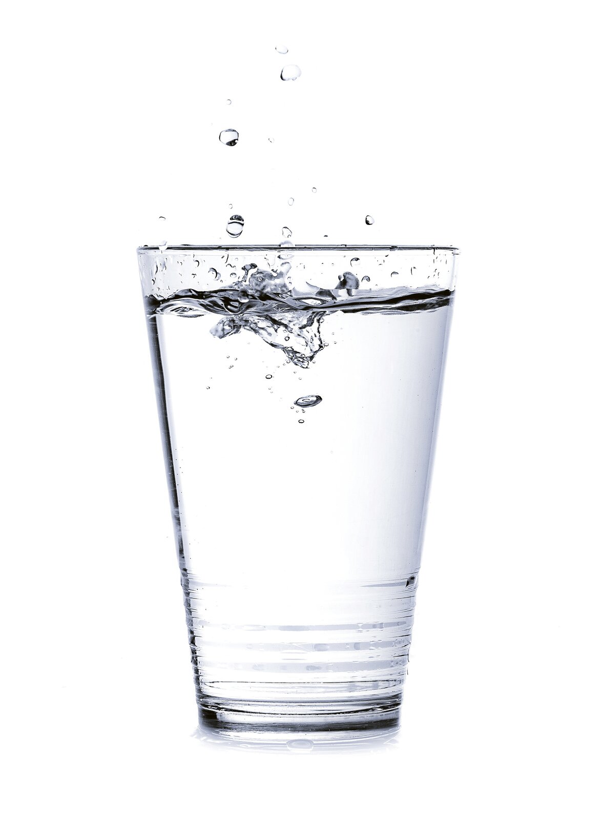 Rys. 2. Ilustracja poglądowa przedstawia szklankę z wodą z wibrującymi kropelkami. Jest to przykład układu termodynamicznego otwartego.