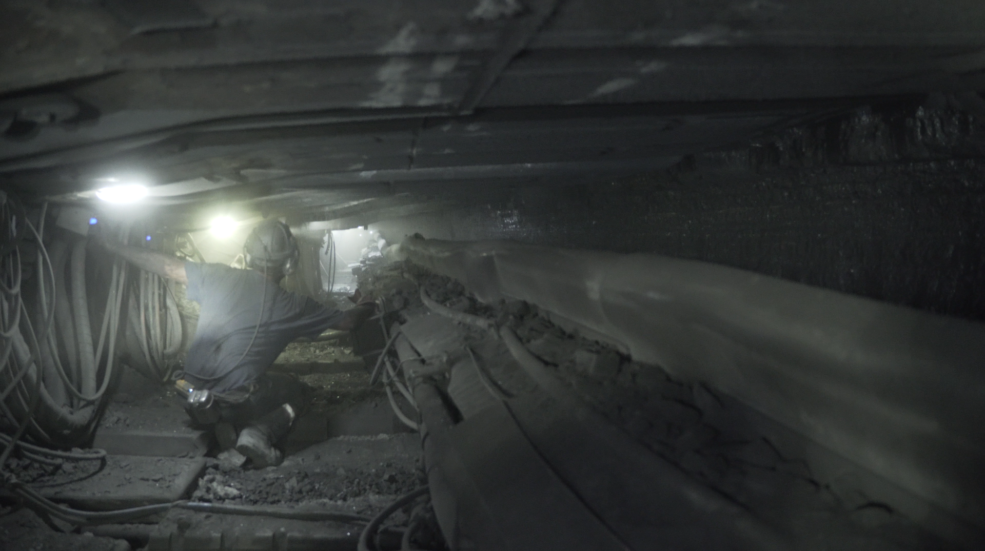 Kompleks ścianowy z obudową zmechanizowaną i strugiem