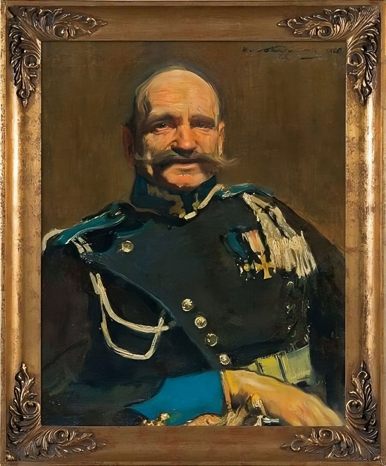 Obraz przedstawia łysego mężczyznę z długimi, zakręconymi na końcach wąsami. Ubrany jest w granatowy mundur, na którym przypięte zostały złote oznaczenia oraz złoty łańcuch. Mężczyzna pozuje na brązowym tle. 