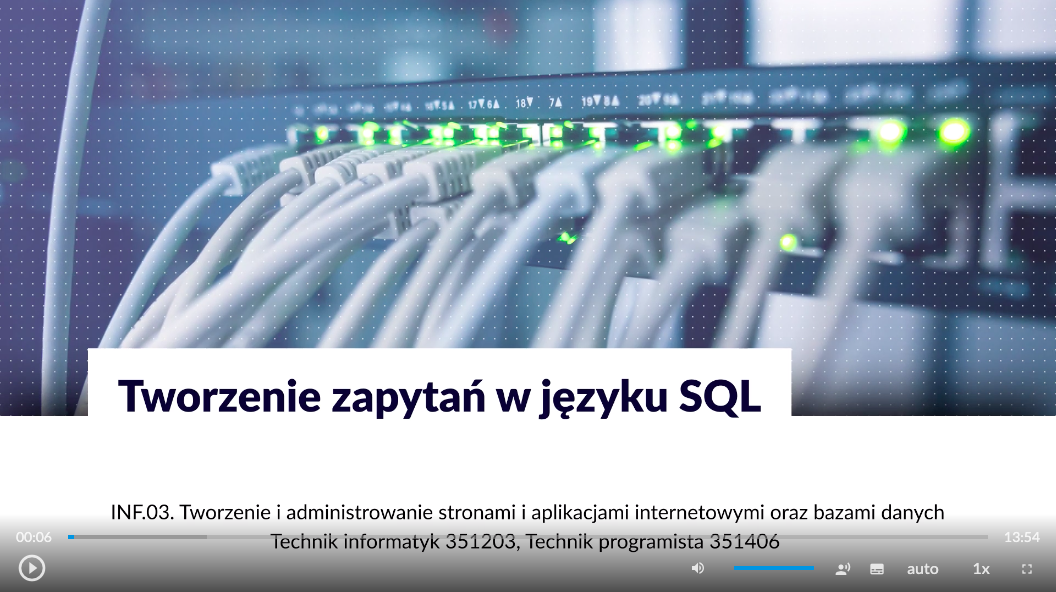 Wygląd ekranu odtwarzania filmu. Na tle zdjęcia przedstawiającego kable eternetowe widoczny jest tytuł „Tworzenie zapytań w języku SQL". Poniżej klasyfikacja i kod zawodu.
