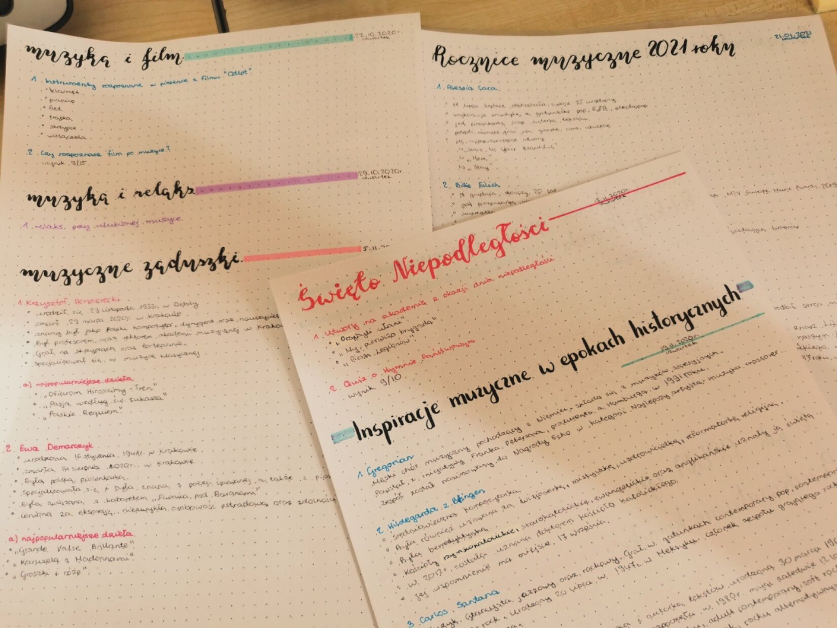 Fotografia przedstawia odręczne notatki poświęcone muzyce oraz inspiracjach muzycznych. Główne zagadnienia są wykonane za pomocą pisaków a tekst właściwy za pomocą długopisów. 