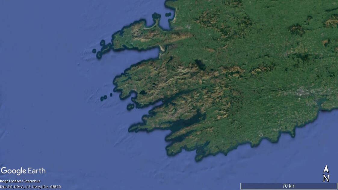 Zdjęcie satelitarne przedstawia wybrzeże riasowe. Może oznaczone jest kolorem niebieskim, a ląd zielonym. Wylotowe doliny górskie zostały zalane przez wody morskie, dlatego charakteryzuje się ono długimi i krętymi zatokami ciągnącymi się w głąb lądu.