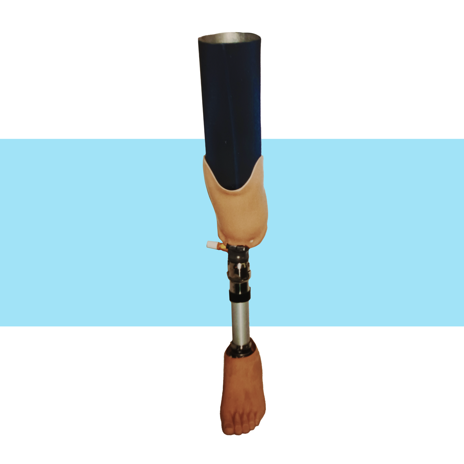 Zdjęcie protezy kończyny dolnej połączonej z podłużnym lejem. Na dole leja znajduje się metalowy zamek łączący lej z protezą.