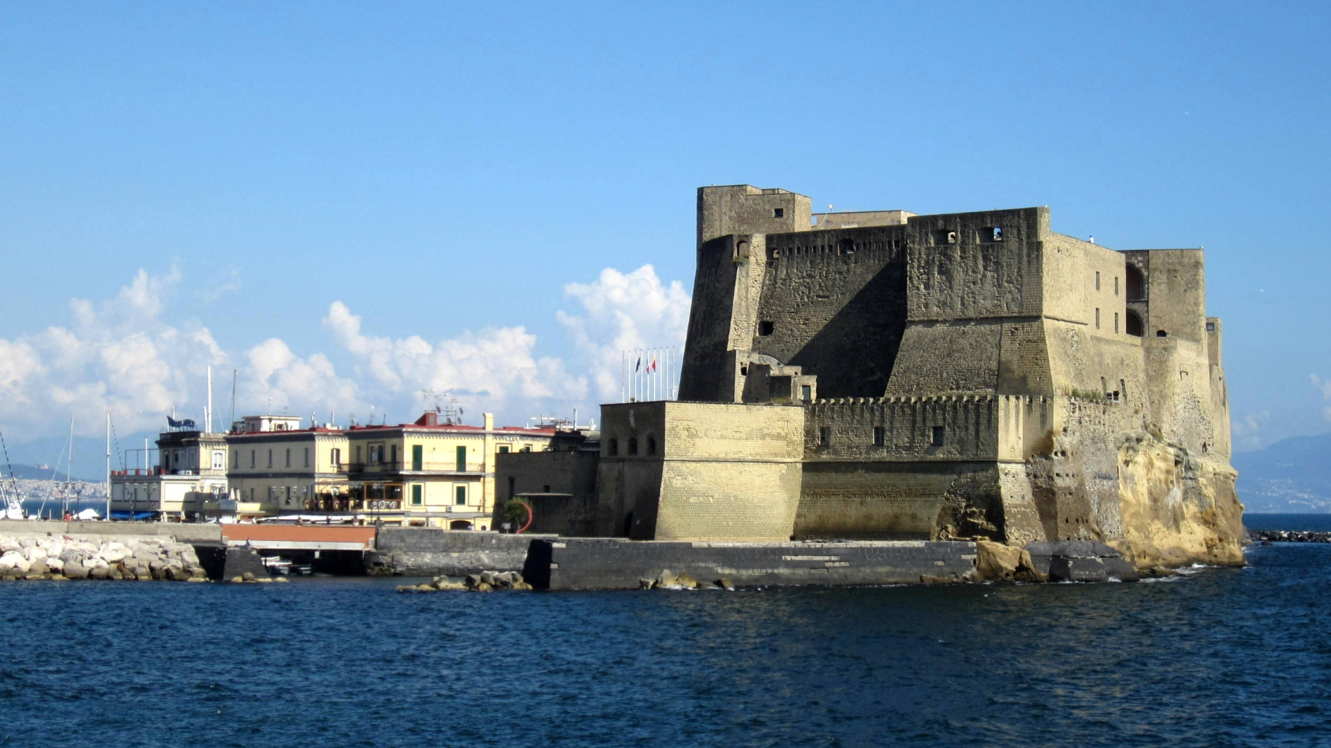 Zdjęcie przedstawia zamek dell’Ovo w Neapolu.