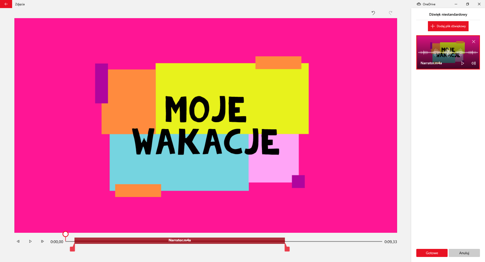 Na zrzucie ekranu przedstawiono dodanie dźwięku niestandardowego w aplikacji Edytor Wideo. W górnej części aplikacji widoczna jest strzałka skierowana w lewo oraz napis zdjęcia.Poniżej widoczne jest okno edycji filmu. Główną cześć okna stanowi prostokątny obszar na którym wyświetlany jest film. Przykładowo jest to grafika tytułowa. Na grafice widoczne są kolorowe prostokąty na których znajduje się napis: moje wakacje. Prostokąty narysowane są na różowym tle. Pod obszarem filmowym umieszczony jest suwak pokazujący czas trwania. Na suwaku jest okrągły znaczki czasu. Znacznik jest umieszczony w połowie filmu. Lewa połowa postępu czasu jest zaznaczona na czerwono. Na tle widnieje napis: narrator kropka em cztery a.Po lewej stronie suwaka znajduje się przycisk z narysowanym grotem strzałki skierowanym w lewo, przycisk play, przycisk z narysowanym grotem zwróconym w prawo oraz informacja o czasie trwania filmu. Z prawej strony suwaka widoczna jest informacja z czasem trwania filmu.Z prawej strony aplikacji znajduje się napis dźwięk niestandardowy. Pod napisem znajduje się przycisk: dodaj dźwięk niestandardowy. Niżej widoczna jest miniatura na której widoczna jest karta tytułowa oraz ścieżka dźwiękowa. Z dołu miniatury znajduje się napis: narrator kropka em cztery a, przycisk play oraz symbol głośnika. Poniżej umieszczone są dwa przyciski. Czerwony z napisem: gotowe, oraz szary z napisem: anuluj.