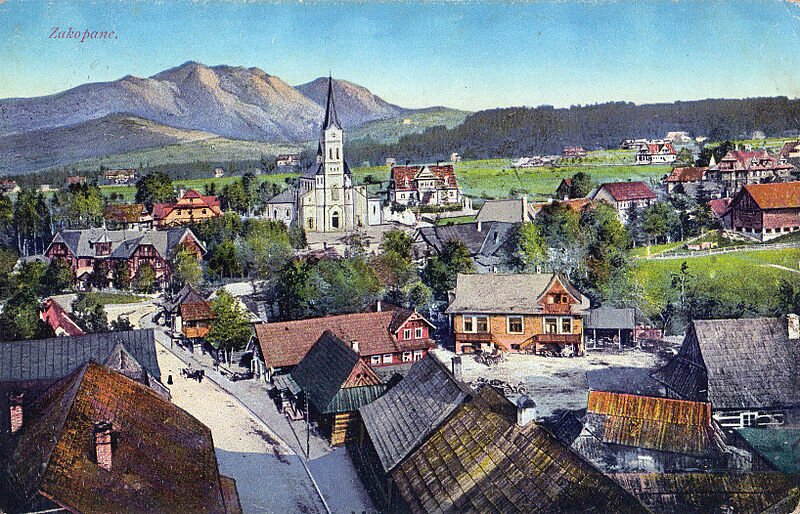 Na ilustracji jest Zakopane. W tle rozciągają się Tatry. Przy ulicy stoją domy w stylu zakopiańskim. Odznaczają się strome dachy pokryte gontem. Rosną świerki. Pomiędzy domami stoi smukły kościół. To budowla w stylu neoromańskim. Świątynia ma jedną wysoką wieżę , a dwie są mniejsze. Za domami znajdują się hale porośnięte trawą.