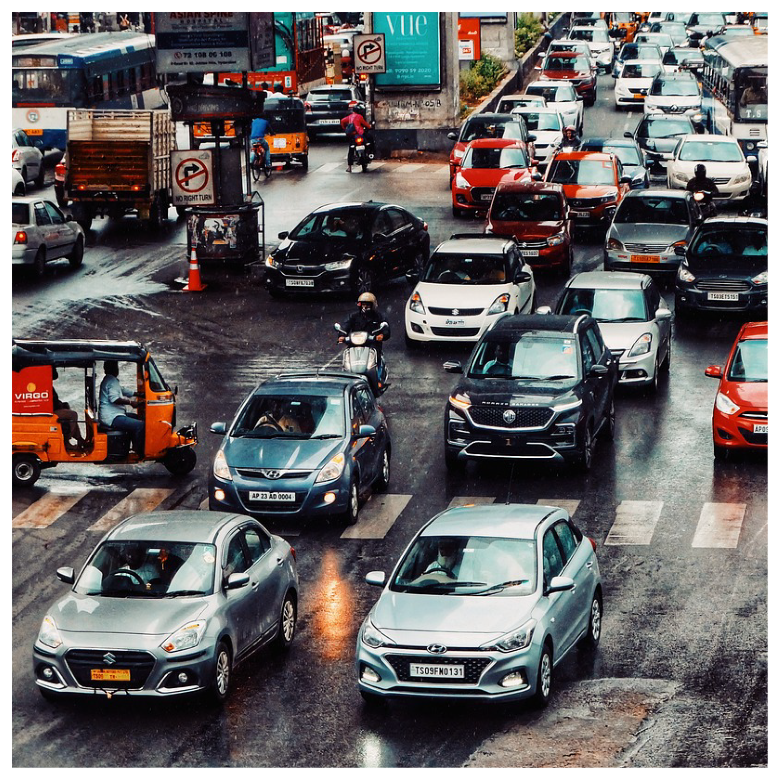 Na zdjęciu widoczna jest szeroka zakorkowana ulica. 