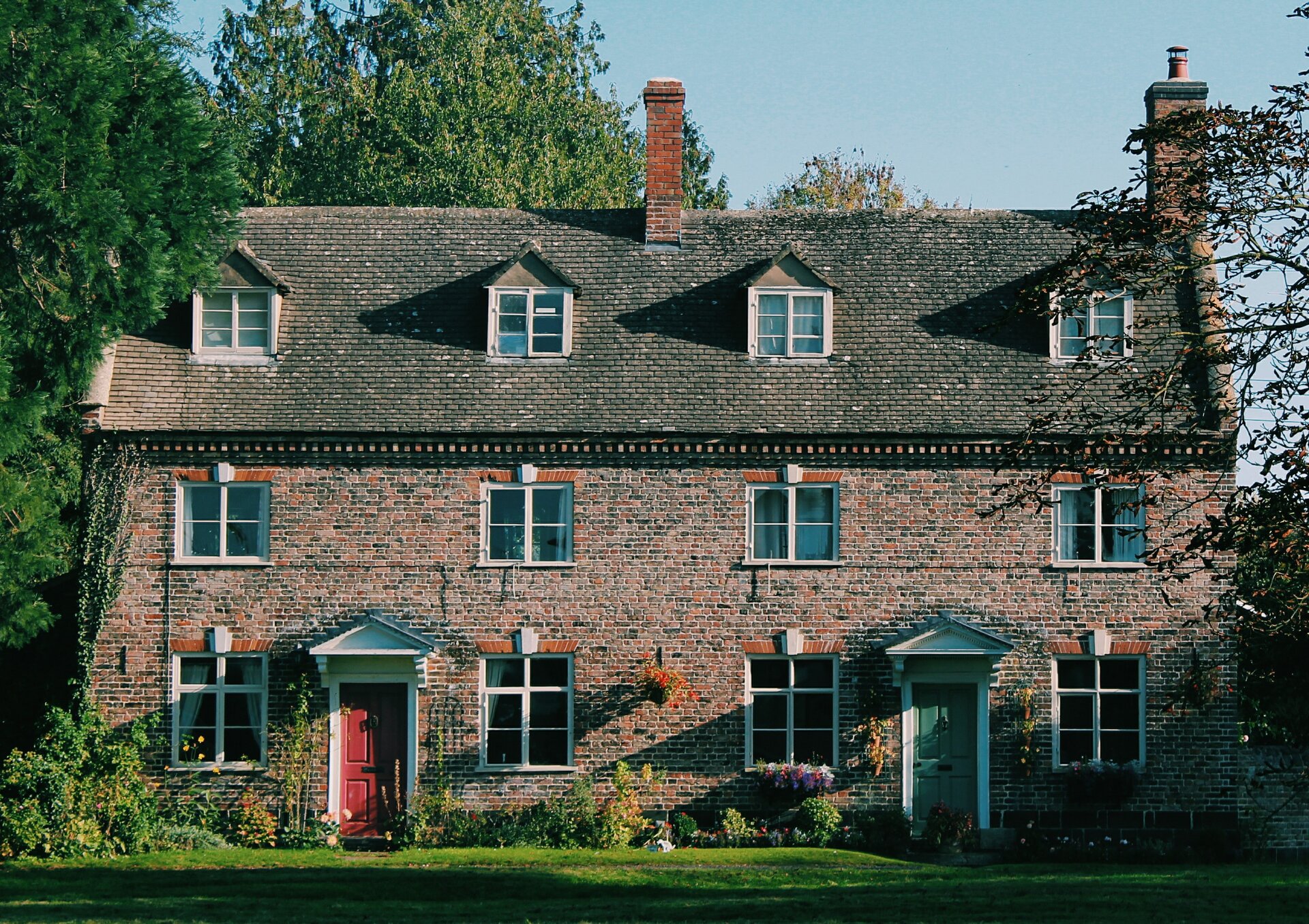 Zdjęcie przedstawia dom w zabudowie bliźniaczej.