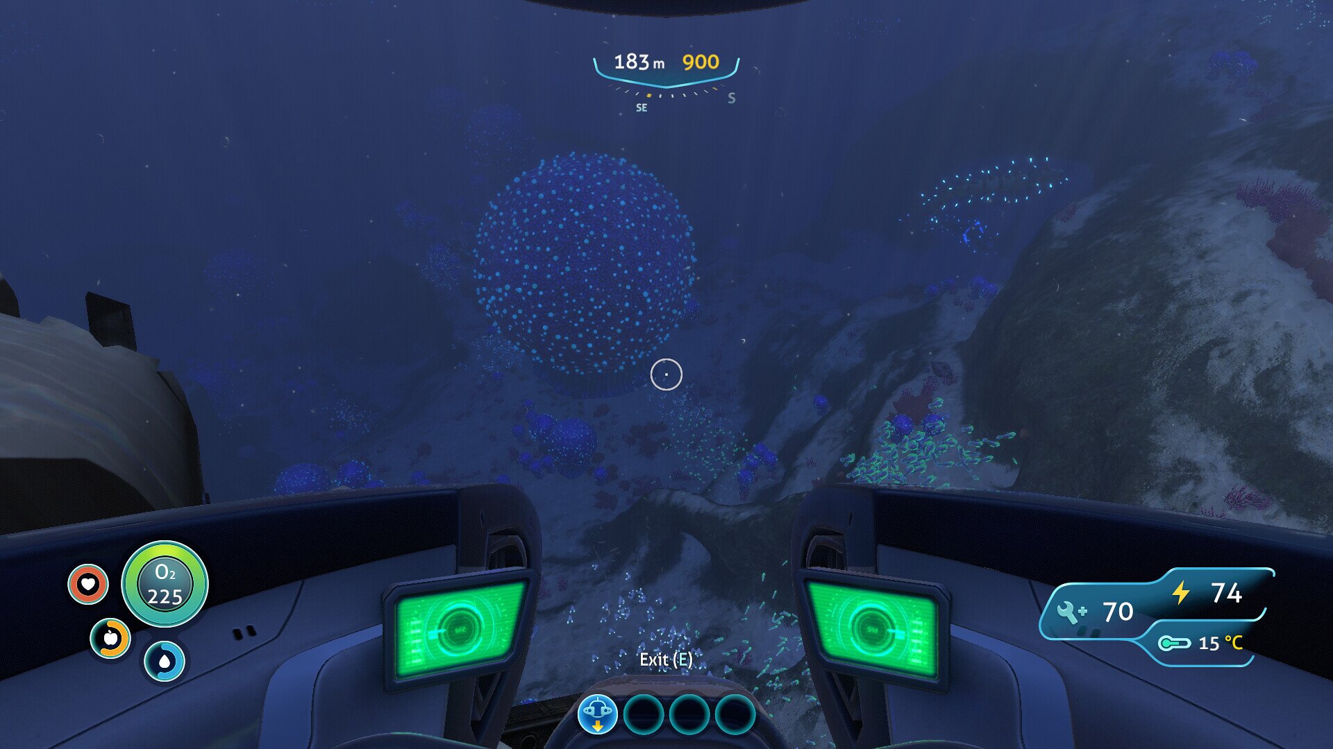 Zrzut ekranu z gry Subnautica  przedstawia widok z przedniej szyby łodzi podwodnej. Widać dno morza ze skałami. 