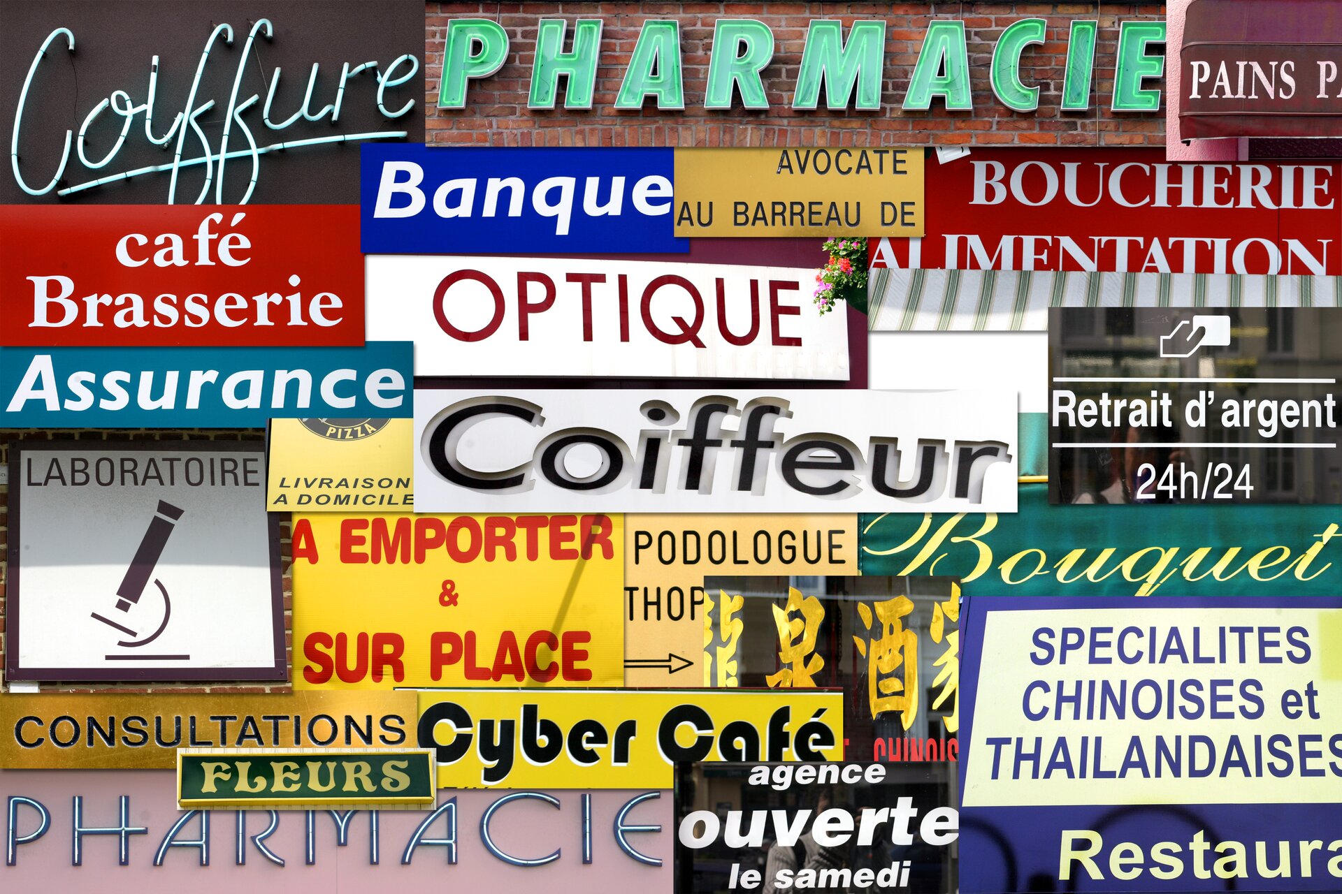 Ilustracja przedstawia zdjęcie ściany budynku, którą w całości pokrywają szyldy i banery reklamowe w języku francuskim.