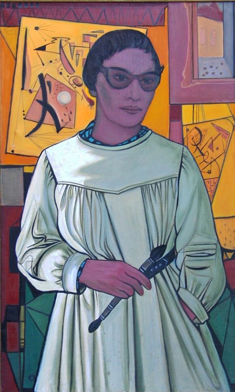 Ilustracja przedstawia obraz - malarkę w pracowni. Artystka stoi przodem w jasnozielonym fartuchu malarskim z długimi rękawami, w prawej dłoni trzymając dwa pędzle. Jej lewa dłoń wsunięta jest do kieszeni fartucha. Kobieta marszy brwi, patrząc w bok. Jej spojrzenie, zza okularów w grubych oprawach, zdaje się skoncentrowane. Jej twarz jest szczupła, kości policzkowe wydatne, a nos długi i prosty. Ciemne włosy kobiety są krótkie, okalają jej twarz. Za nią rozwieszone są abstrakcyjne obrazy ukazujące geometryczne kształty, a także obraz przedstawiający budynek. Na obrazie dominują zimne barwy.