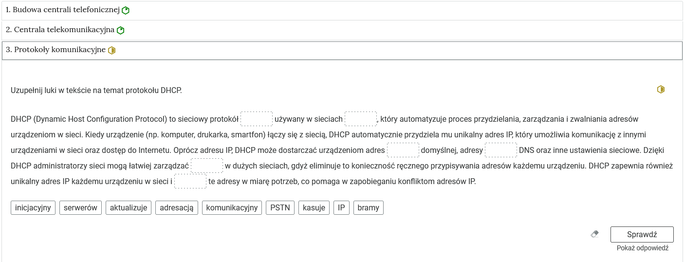 Grafika przedstawia widok przykładowego zadania. Na rozwiniętym panelu widoczne jest polecenie, a poniżej znajduje się tekst z lukami, które należy wypełnić przeciągając pasujące słowa umieszczone na panelach pod tekstem.