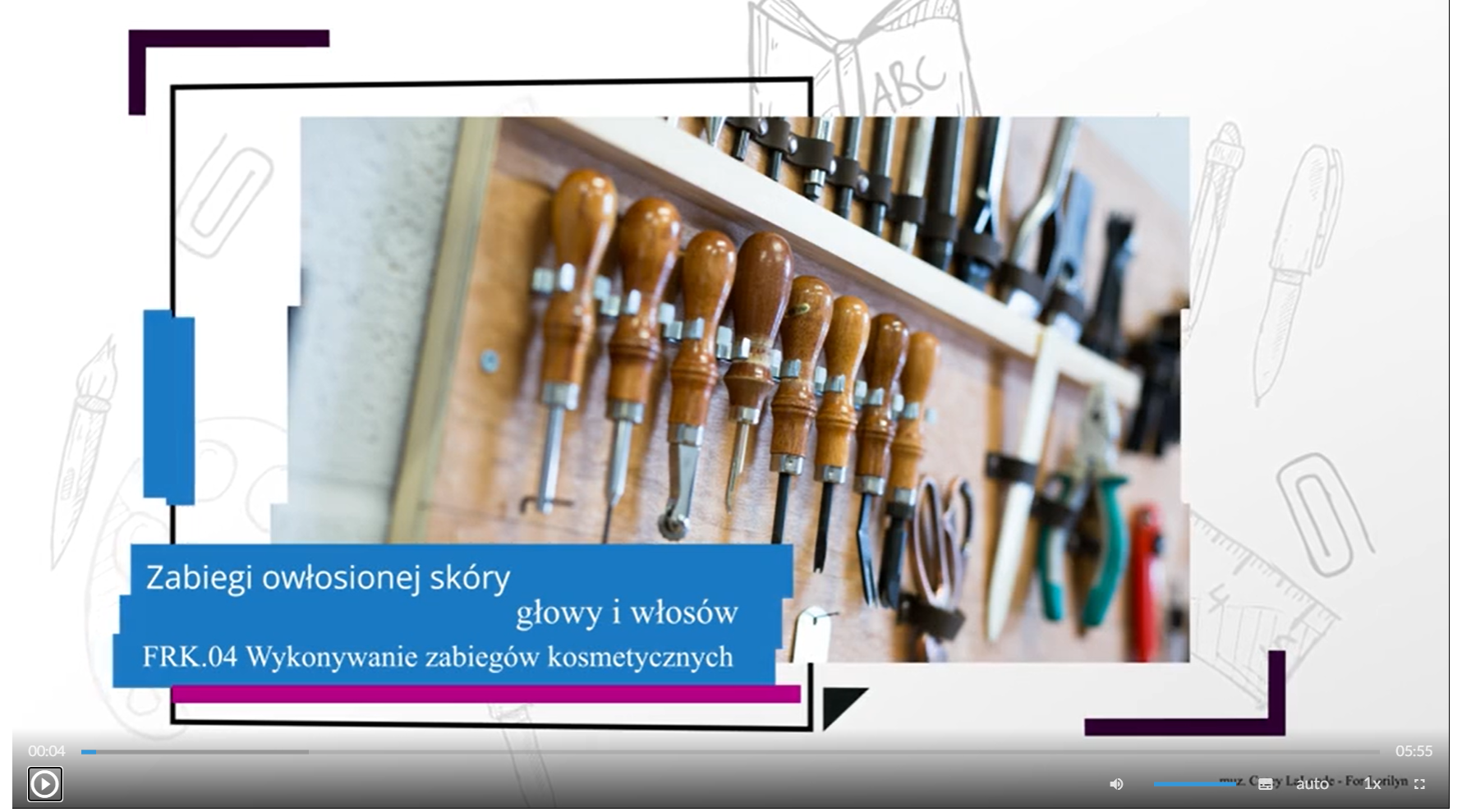 Grafika przedstawia ekran odtwarzacza filmu. W dole ekranu tytuł: "Zabiegi owłosionej skóry głowy i włosów. FRK.04 Wykonywanie zabiegów kosmetycznych". W centrum ekranu zdjęcie przedstawiające różne narzędzia wiszące na specjalnym wieszaku ściennym. W dolnej części znajdują się ikony nawigacyjne. W lewym dolnym rogu jest ikona trójkąta w kole, która służy do włączenia/wyłączenia filmu. Pośrodku dolnej części znajduje się ikona głośnika, a obok niego jest niebieska linia regulacji poziomu głośności. Obok jest ikona przedstawiająca fragment sylwetki człowieka (głowa i górna część tułowia), która służy do włączenia audiodeskrypcji. Po prawej stronie głowy znajdują się dwa białe półkola - zewnętrzne większe, wewnętrzne mniejsze. Obok znajduje się biały prostokąt z czarnymi, małymi polami w dolnej części, który służy do włączenia napisów. Obok napis "auto", który służy do zmiany jakości odtwarzania filmu. Dalej na prawo napis: "jeden x". Służy on do zmiany tempa odtwarzania filmu. W prawym dolnym rogu białe, przerywane kontury kwadratu. Ikona ta służy do włączenia trybu pełnoekranowego.