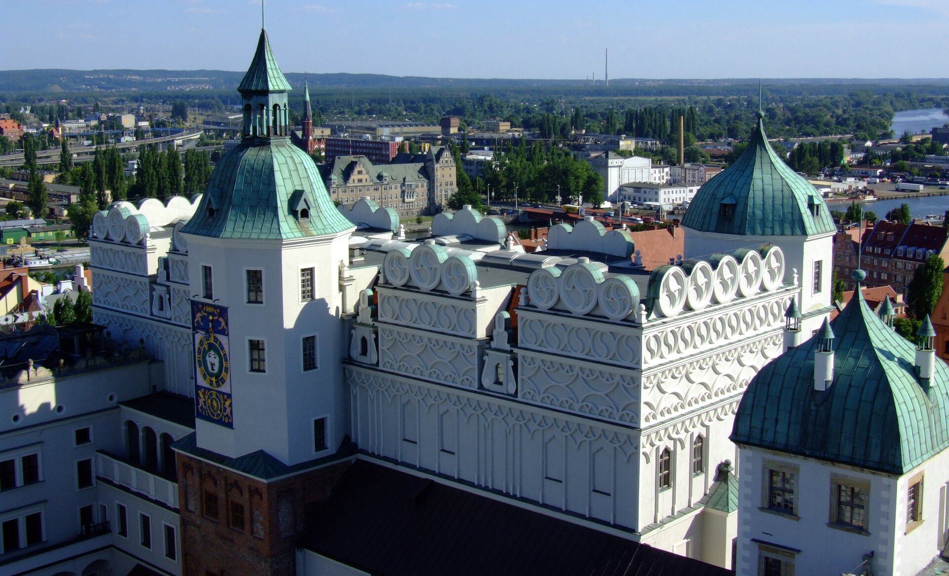  Fotografia barwna przedstawiająca południowe skrzydło Zamku Książąt Pomorskich w Szczecinie. Color photograph depicting the southern wing of the Pomeranian Dukes' Castle in Szczecin.