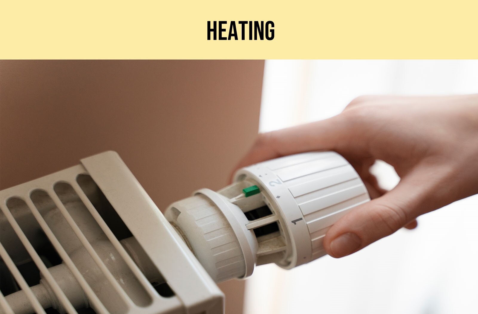 Zdjęcie przedstawiające fragment białego kaloryfera w ażurowej obudowie z białym pokrętłem z prawej strony. Widoczna jest prawa dłoń dotykająca pokrętła i regulująca temperaturę. U góry ilustracji widoczny jest napis w języku angielskim: HEATING. 