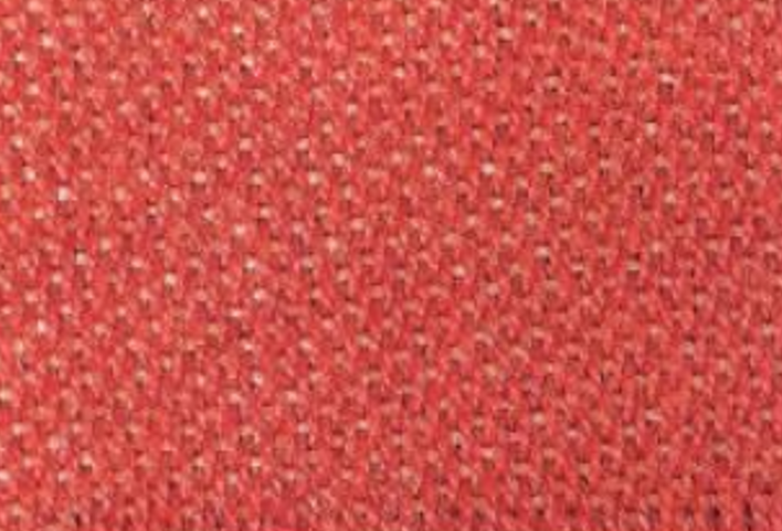 Na zdjęciu widoczny fragment czerwonej tkaniny z dodatkiem jaśniejszej nitki w powiększeniu. Jej nitki przeplatają się ze sobą w taki sposób, że tworzą drobny wzór. Nagranie tożsame z treścią.